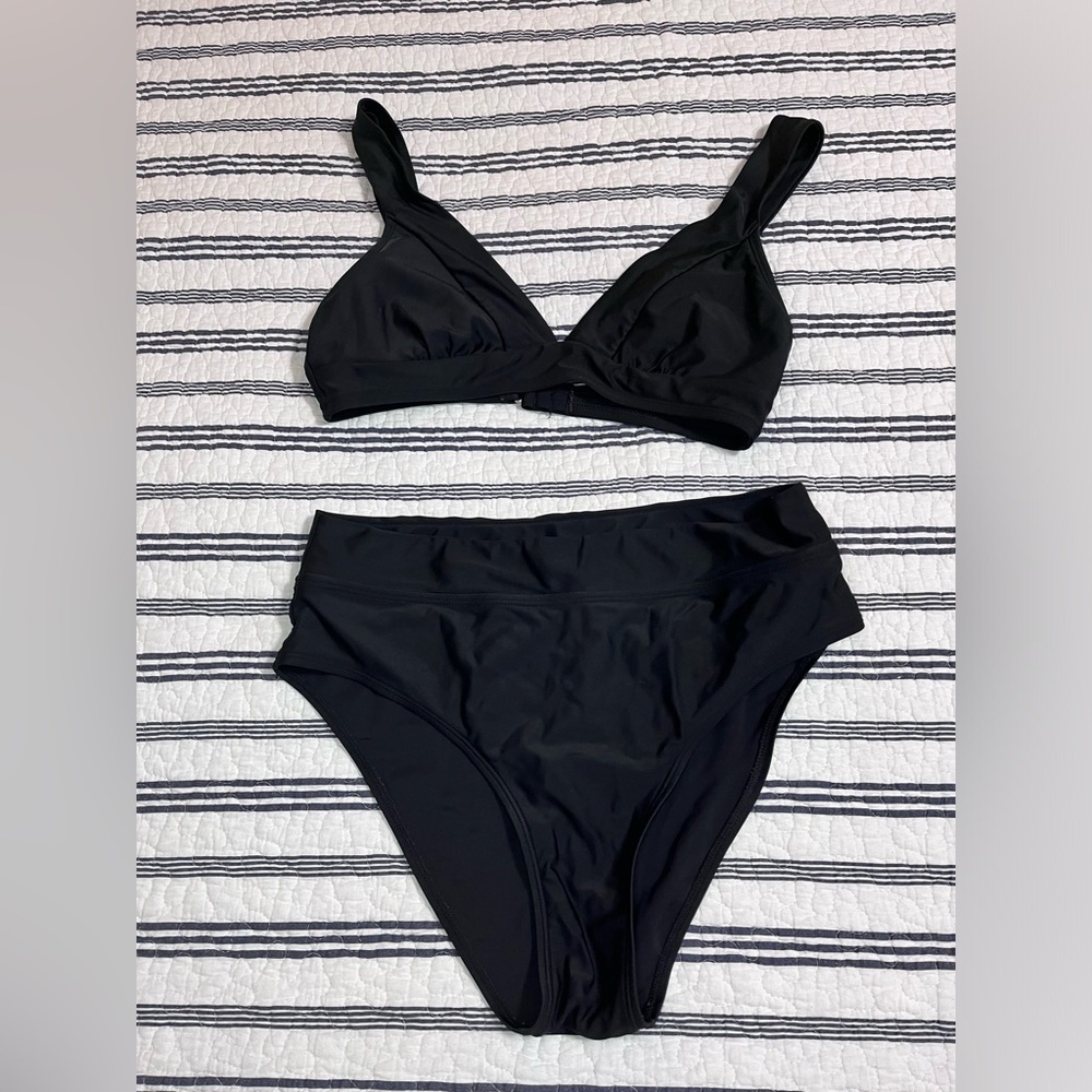 Black 2 piece swimsuit 🩱 medium